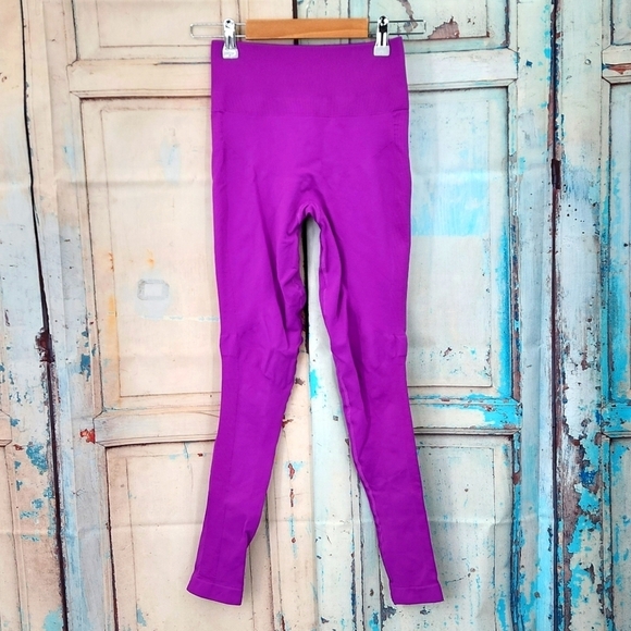 Lululemon Compression Leggings Crop Pink Purple Magenta Gummy Logo - Picture 2 of 7